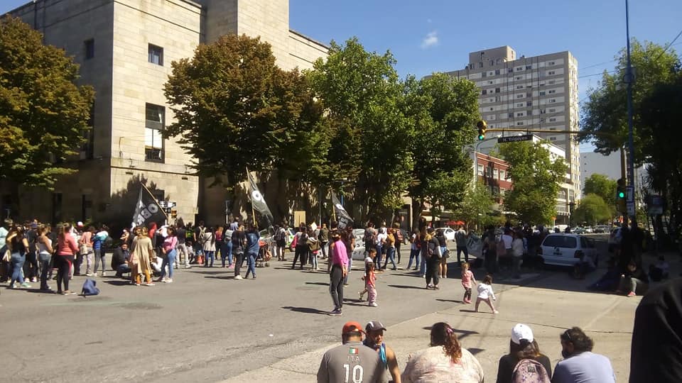 FAMILIAS AUTOCONVOCADAS SE MOVILIZARON AL MUNICIPIO POR EL BOLETO EDUCATIVO DE COSTA AZUL