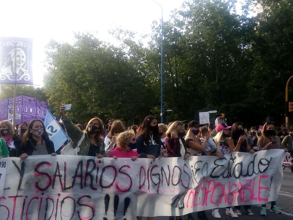 SE REPLICÓ EN MAR DEL PLATA LA MARCHA CONTRA LOS FEMICIDIOS Y POR LA IGUALDAD LABORAL