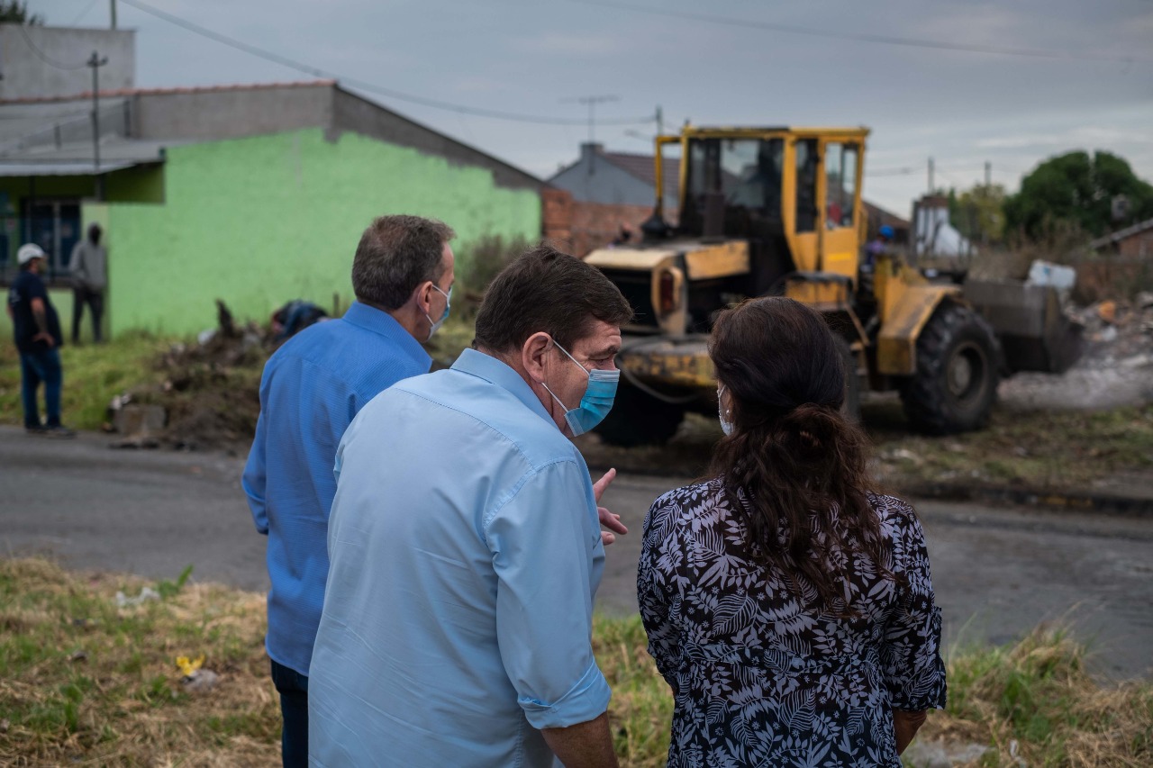 Se demolió una estructura con peligro de derrumbe ubicada al lado de una escuela