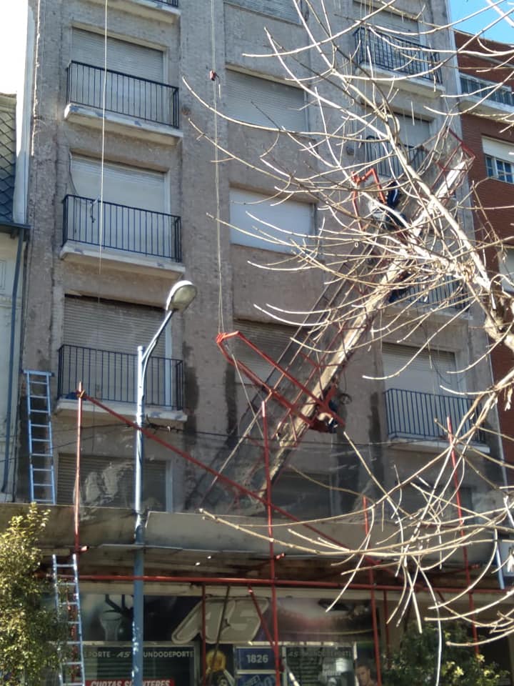 Un obrero herido, tras desplomarse un andamio en un edificio del microcentro