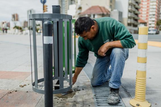 El municipio colocó nuevos cestos de residuos en la zona costera