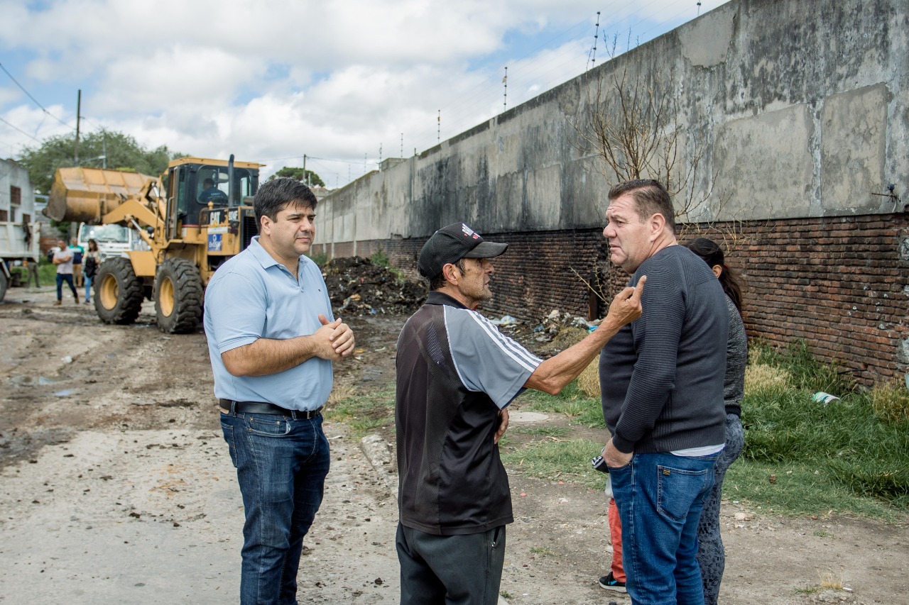 La Municipalidad de Gral. Pueyrredon llevó adelante este martes acciones de mantenimiento y limpieza en el barrio Villa Lourdes. En este contexto, el Ente Municipal de Servicios Urbanos (Emsur), en un trabajo articulado con la Delegación Puerto, realizó un operativo de limpieza de microbasurales en el que se retiraron más de 15 toneladas de residuos en José Hernández entre Vértiz y Azopardo. El intendente Guillermo Montenegro acompañado por el titular del EMSUR, Sebastián y D´ Andrea y el Delegado del Puerto, Patricio Ciminelli, estuvo presente durante las tareas y aprovechó la oportunidad para dialogar con los residentes de la zona. Es importante recordar que para denunciar este tipo de situaciones, los vecinos pueden comunicarse de forma gratuita al 147