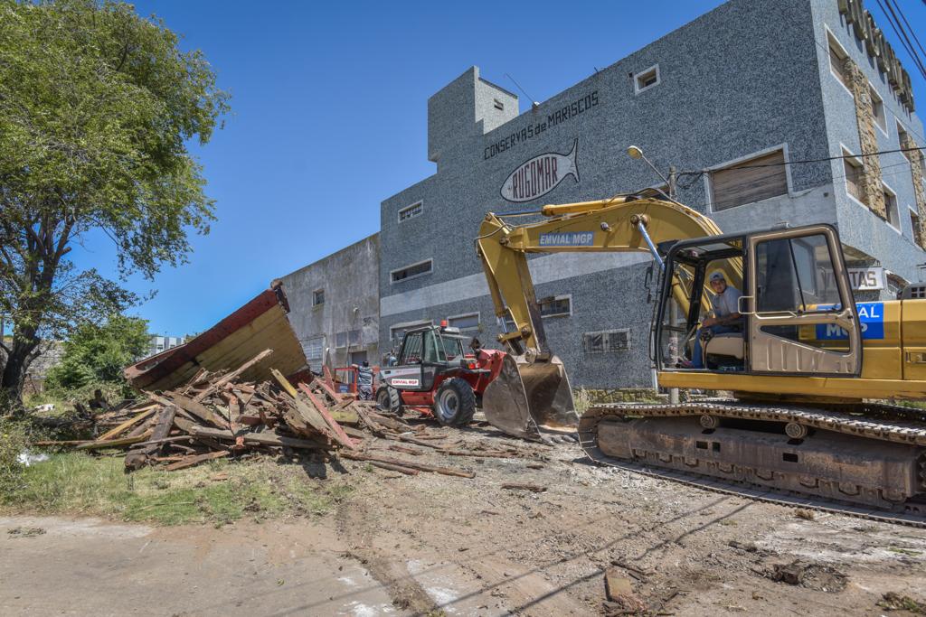 La Municipalidad retiró un barco que estuvo abandonado en plena calle por más de 40 años