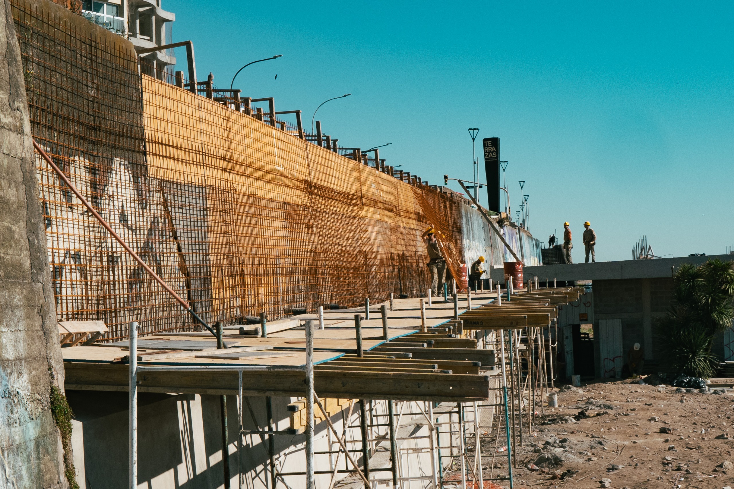 Avanza la construcción del muro de una de las playas de La Perla