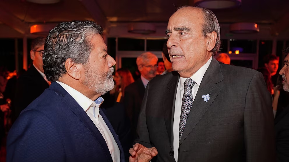 Guillermo Francos y el líder de la UOCRA, Gerardo Martínez para ir a la mesa tripartita de diálogo