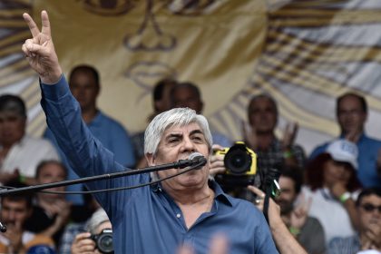 Hugo Moyano solicitó la reapertura de paritarias y avisó que "hay una fuerte caída de los salarios"