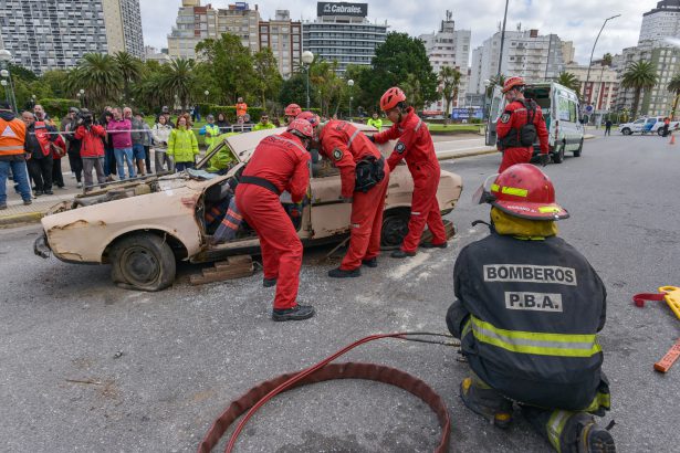 Simulacro de siniestro vial con múltiples vehículos y derrame de combustible en Mar del Plata