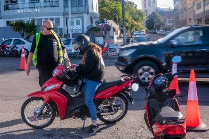 Operativos en la vía pública: 141 infracciones por cuidacoches, 365 motos secuestradas y 27 aprehendidos en lo que va de abril