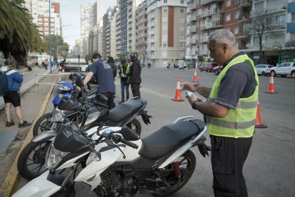 El Municipio refuerza operativos en la vía pública: 68 infracciones por cuidacoches, 4 aprehendidos y 170 motos secuestradas