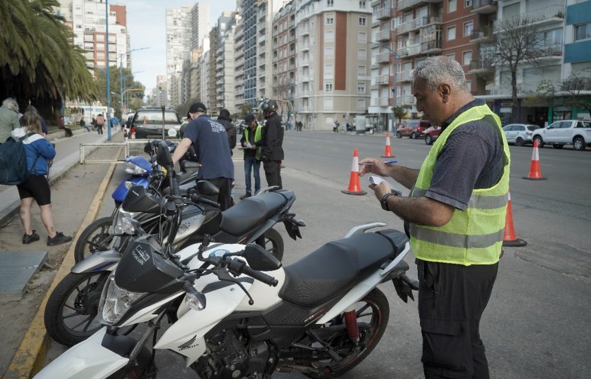 El Municipio refuerza operativos en la vía pública: 68 infracciones por cuidacoches, 4 aprehendidos y 170 motos secuestradas