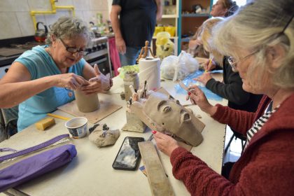 Talleres gratuitos de cerámica y textil en distintos barrios de Mar del Plata