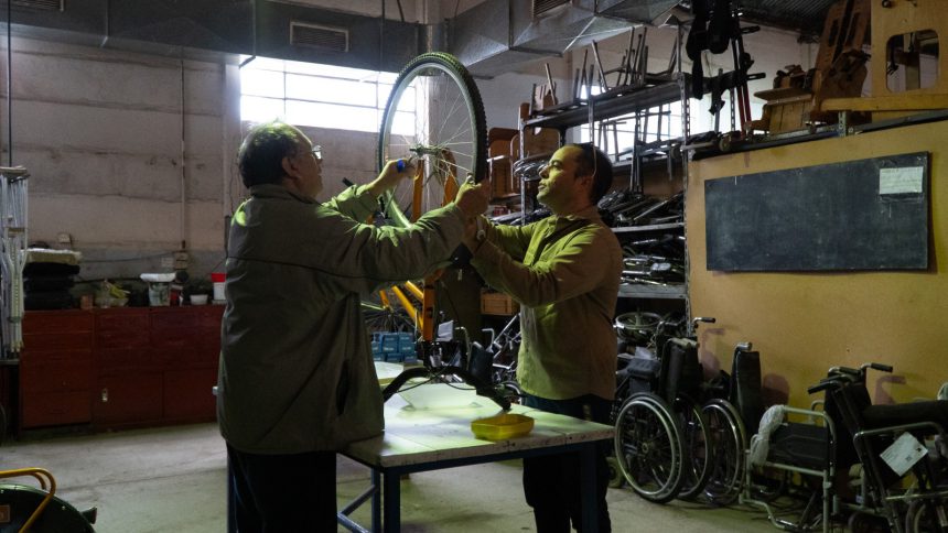 Avanza la reparación de bicicletas en el marco de un programa de movilidad y entrenamiento