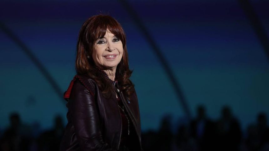 Reapareció Cristina Kirchner y arremetió contra la oposición y el Poder Judicial: "Si dicen que estoy acabada, ¿Por qué no me dejan competir y me ganan en las urnas?"
