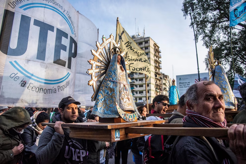 La marcha a San Cayetano que realizan los movimientos sociales bajo la consigna ''Tierra, techo y trabajo''