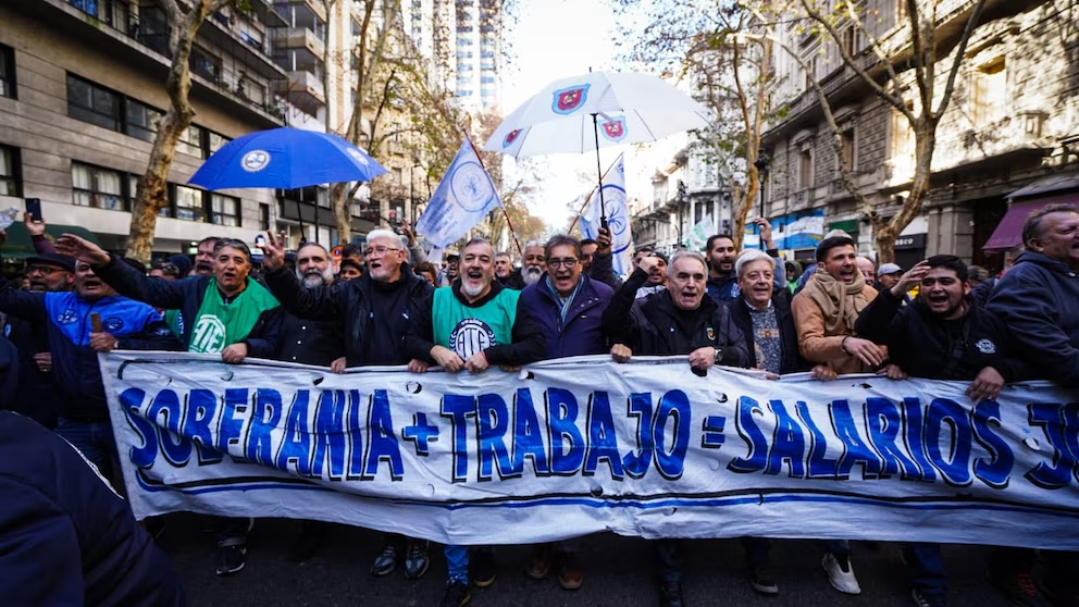 Los gremialistas díscolos marcharon al ministerio que comanda Federico Sturzenegger en contra del ajuste