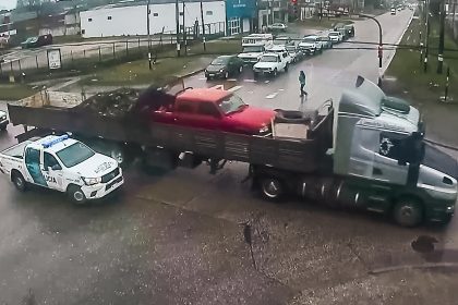 Recuperan una camioneta con pedido de secuestro gracias al trabajo conjunto entre el COM y Prefectura