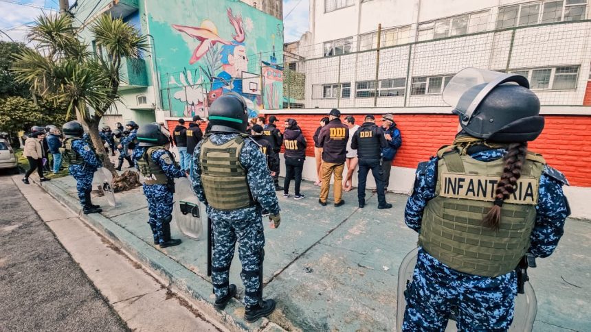 Desalojan a 21 personas en un allanamiento de una vivienda usurpada