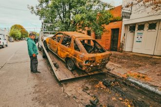 El Municipio refuerza el retiro de vehículos abandonados en la vía pública