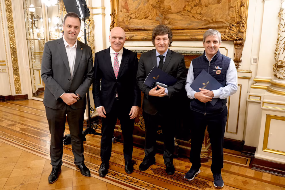 Javier Milei, con el Vocero Presidencial, Manuel Adorni, el ministro de Economía, Luis Caputo y el Diputado Nacional por la Provincia de Buenos Aires, José Luis Espert
