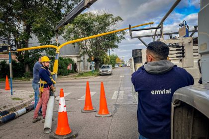 El Municipio instaló un nuevo semáforo en la avenida Constitución para mejorar la seguridad vial