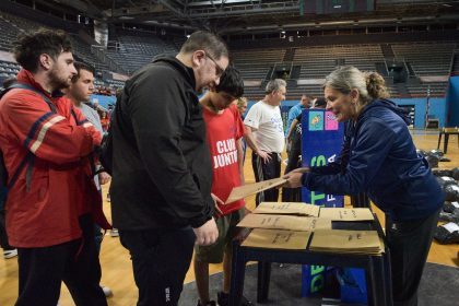 El Municipio entregó la indumentaria oficial a los finalistas de los Juegos Bonaerenses