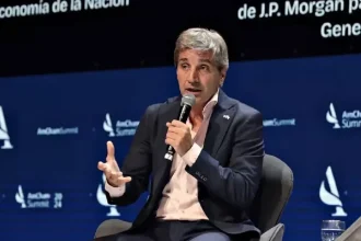 Luis Caputo admitió ante inversores que podría haber modificaciones en el esquema de bandas