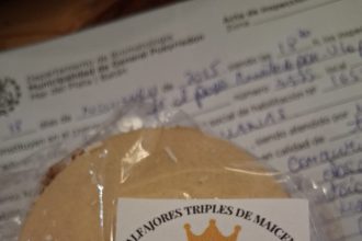 La Municipalidad prohíbe la comercialización del alfajor triple elaborado por la firma “Triple Corona”