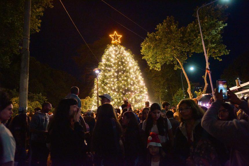 Se encendió el Árbol Navideño en Plaza San Martín