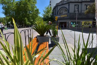 Programa de Padrinazgo: la esquina de Peatonal San Martín y San Luis se transforma en un área de descanso y esparcimiento