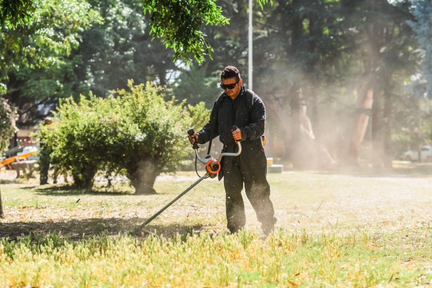 El Municipio realiza trabajos de mantenimiento y puesta en valor en la Plaza José Hernández