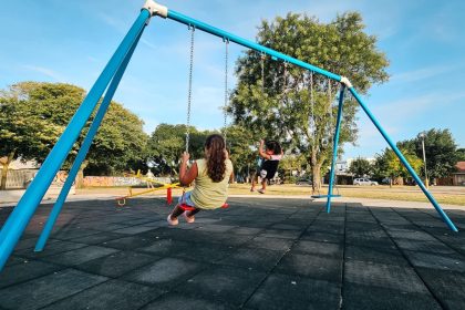 El Municipio realizó tareas de mantenimiento integral en la Plaza Carlos Gardel