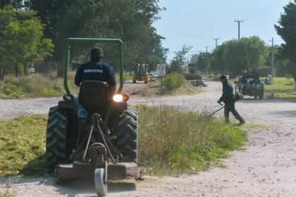 El Municipio realizó trabajos de puesta en valor del cantero central de la calle Einstein entre Mario Bravo y Jorge Newbery