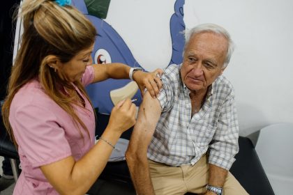 Continúa la campaña de vacunación antigripal para mayores de 65 años y personal de salud en General Pueyrredon