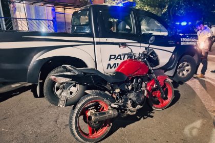 Motociclista fue aprehendido tras evadir un control, chocar y agredir a un agente de la Patrulla Municipal
