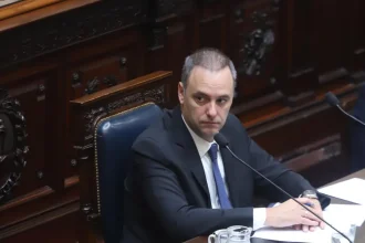 Con el apoyo de Javier Milei, el Jefe de Gabinete, Manuel Adorni se presentó en el Congreso cruzó y desafió a la oposición: "No voy a renunciar"