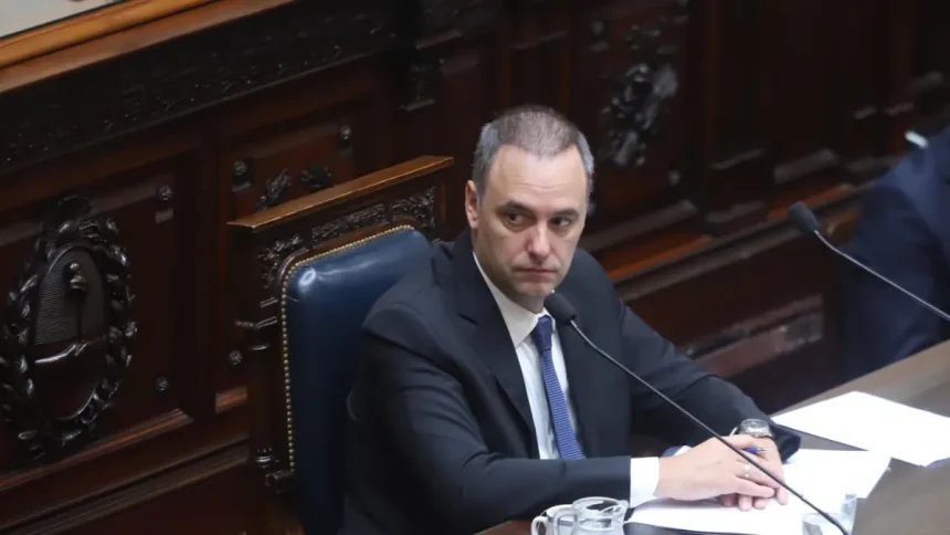 Con el apoyo de Javier Milei, el Jefe de Gabinete, Manuel Adorni se presentó en el Congreso cruzó y desafió a la oposición: "No voy a renunciar"