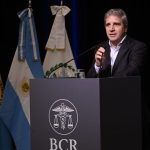 Luis Caputo: "Aquellos que piden devaluar les daría una patada en el culo"