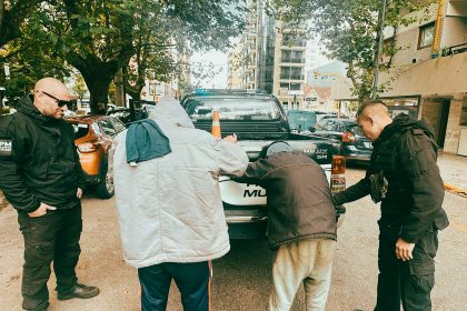 Dos delincuentes del espacio público fueron aprehendidos tras agredir a personal municipal durante un operativo en La Perla