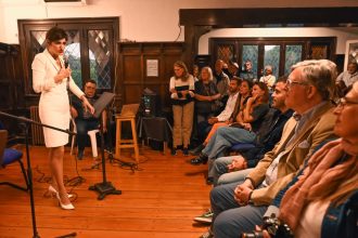 A sala llena, se presentó “Mores: Legado, Historia y Memoria”, el proyecto cultural que homenajea la obra del músico