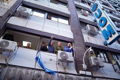Movilización y "abrazo" a la UOM resistiendo la intervención judicial y el apoyo de la cúpula de la CGT