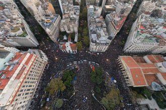 Se realizó la cuarta marcha universitaria en Plaza de Mayo y fue multitudinaria: Le exigen al Gobierno de Javier Milei que cumpla con la Ley de Financiamiento Universitario