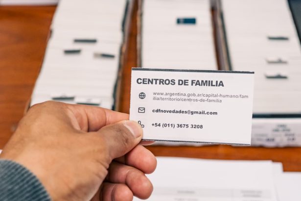 Continúa la entrega de tarjetas del Programa Centros de Familia