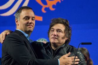 Javier Milei se refirió al caso Adorni: "Si la Justicia comprueba que es culpable yo lo eyecto de una patada en el culo"