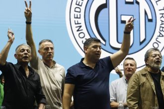 Un puñado de dirigentes de la CGT propone un paro de 36 horas y pide que el Estado se haga cargo de las obras sociales