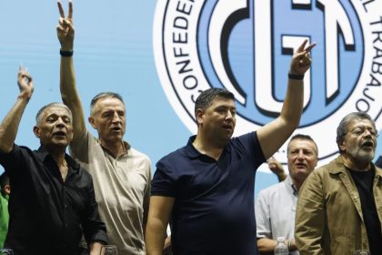 Un puñado de dirigentes de la CGT propone un paro de 36 horas y pide que el Estado se haga cargo de las obras sociales