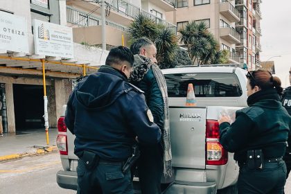 Delincuente del espacio público intentó escapar de un control, agredió al personal y terminó aprehendido