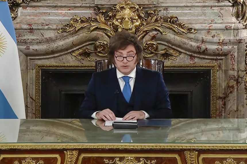 A través de la Cadena Nacional, el Presidente Javier Milei anunció la presentación de las reformas de la Carta Orgánica del Banco Central: "Fue el robo más vil de los políticos"