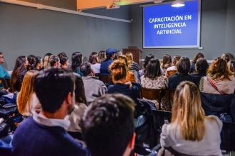Docentes municipales vivieron una experiencia práctica creando videos educativos con Inteligencia Artificial