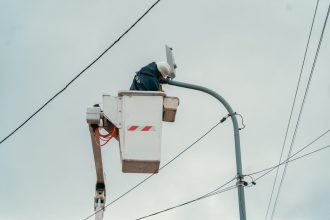 El Municipio comenzó un Plan de Iluminación LED que llegará a 13 barrios y beneficiará a más de 80 mil vecinos