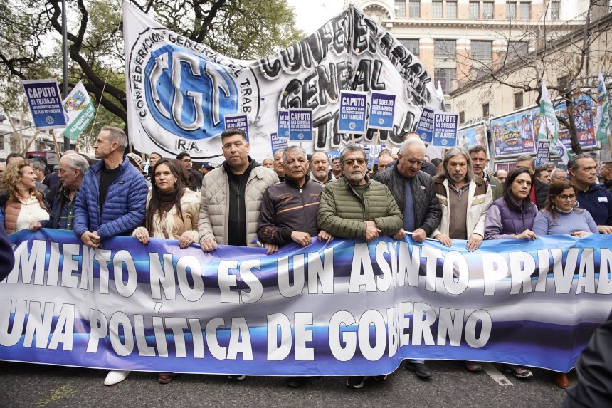 La CGT marchó al Ministerio de Economía por los endeudados y las Pymes